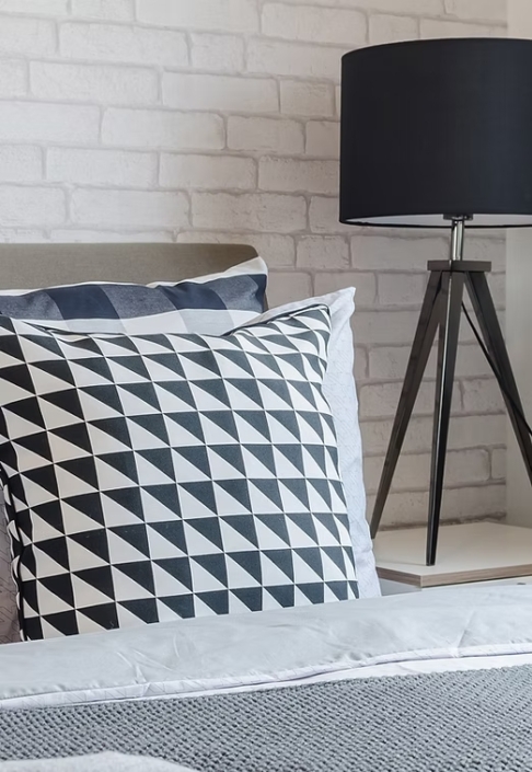 Cama, cojín y luz con trípode